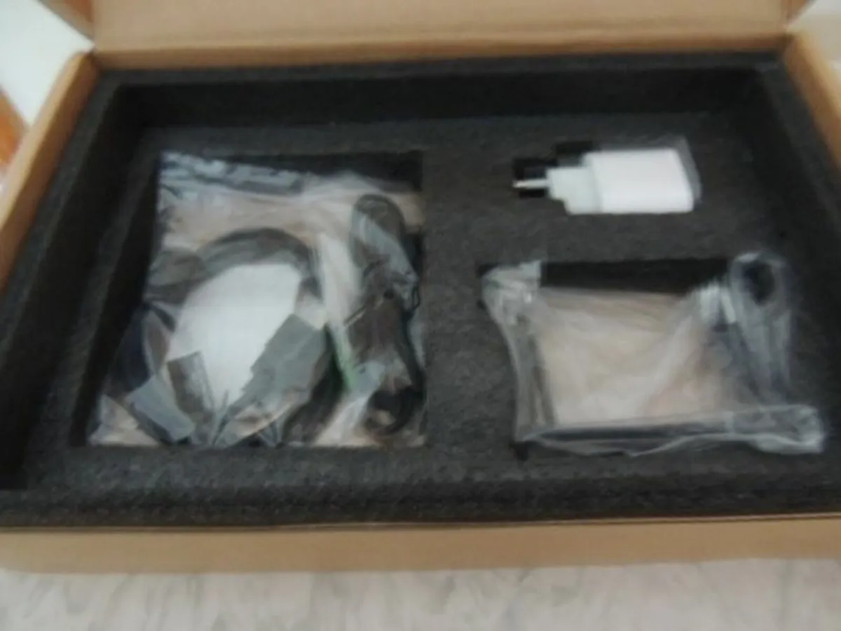 11.6"  PORTABLE MONITOR - Image 4