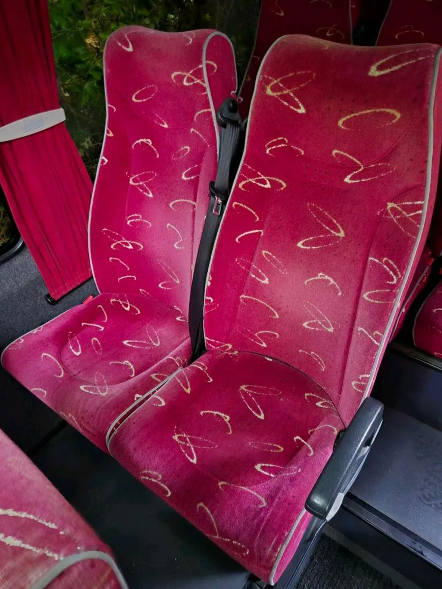 Reclining seats with integrated seats belts - Image 2