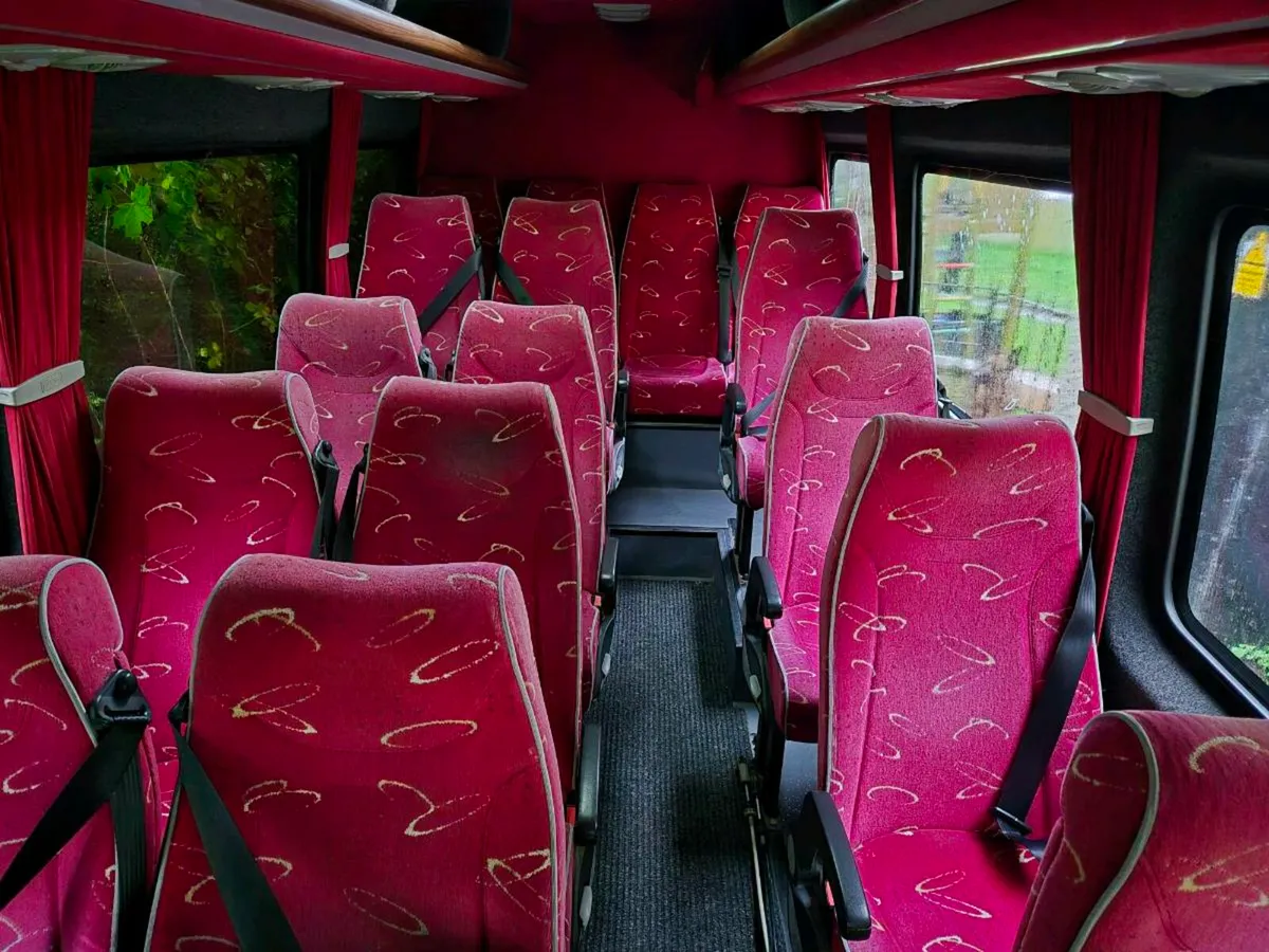 Reclining seats with integrated seats belts - Image 1
