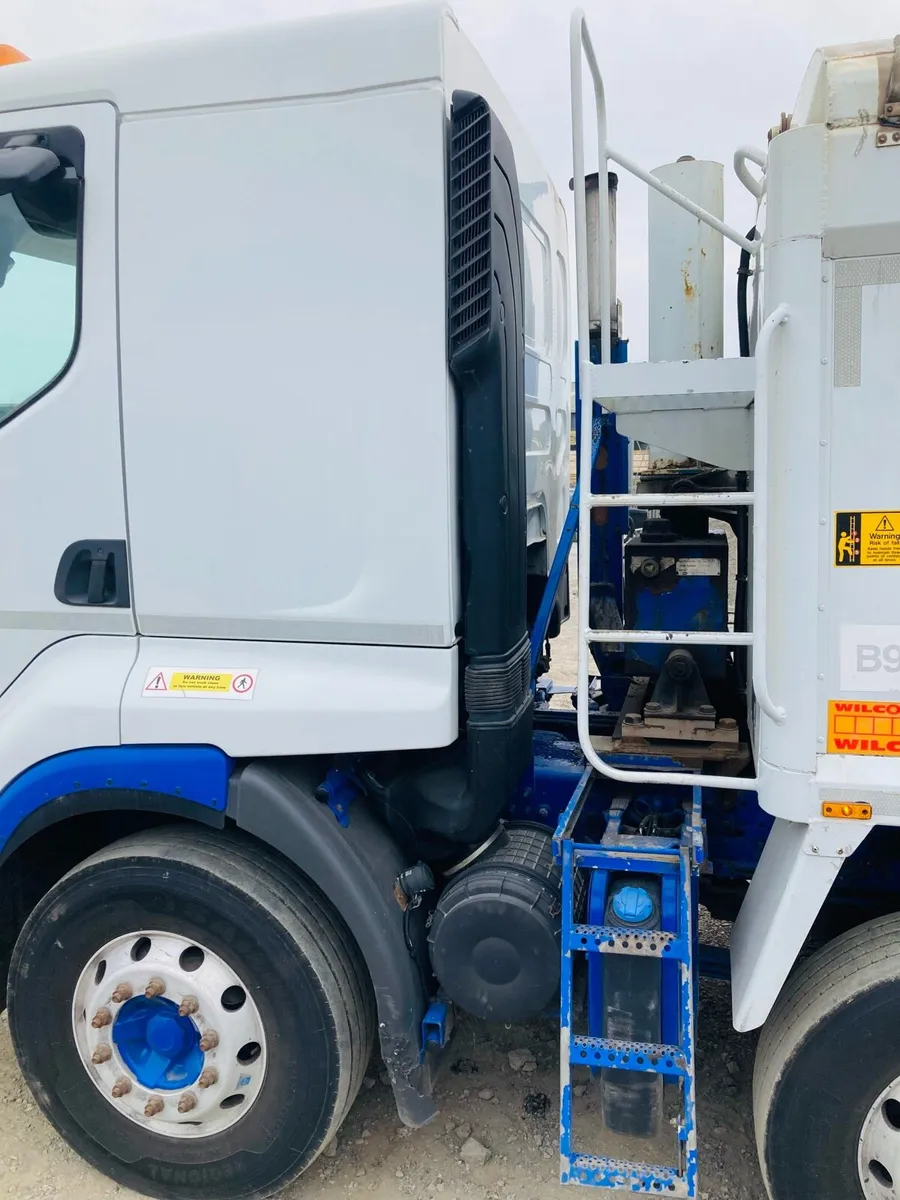 Renault Premium Lander 8x4 Tar Spec Tipper - Image 4