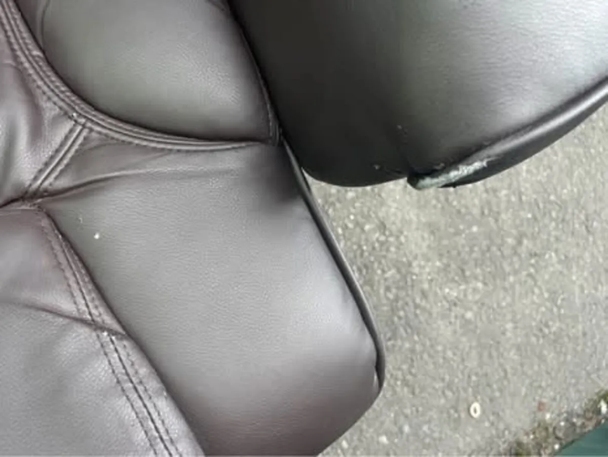 Leather recliner - Image 3