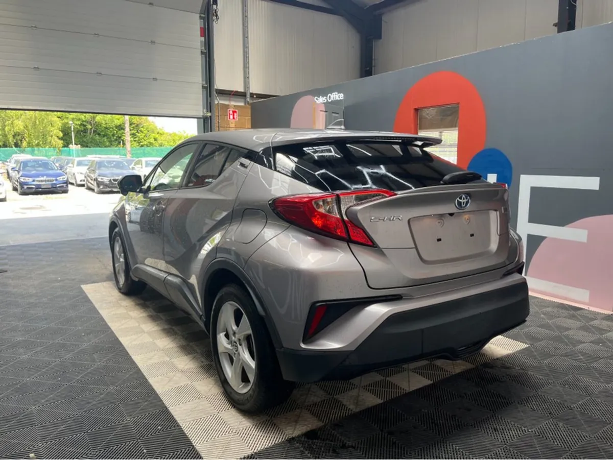 Toyota C-HR 1.8 Hyrbid / 44k KMs / Reverse Camera - Image 4