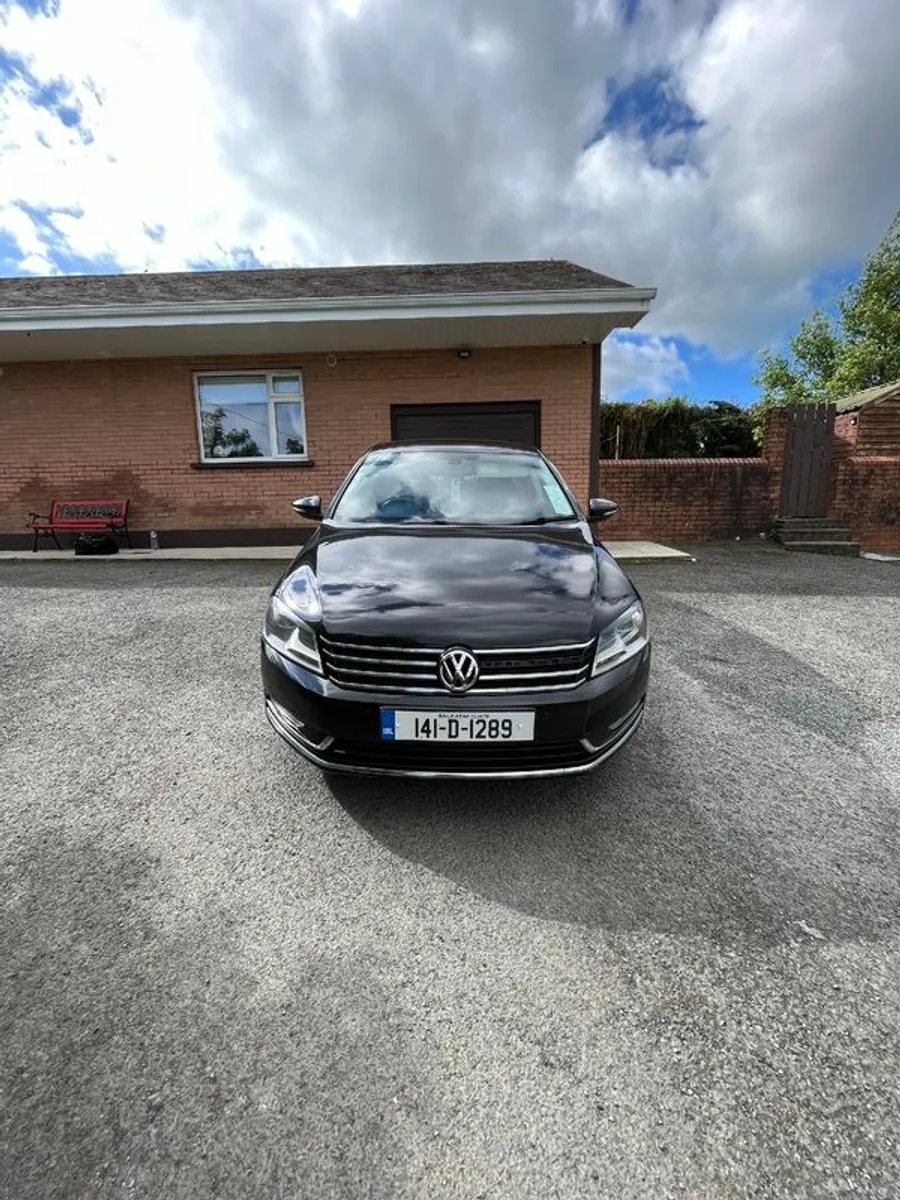 2014 Volkswagen Passat - Image 2