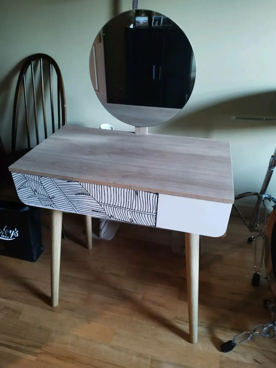 Dressing table - Image 1