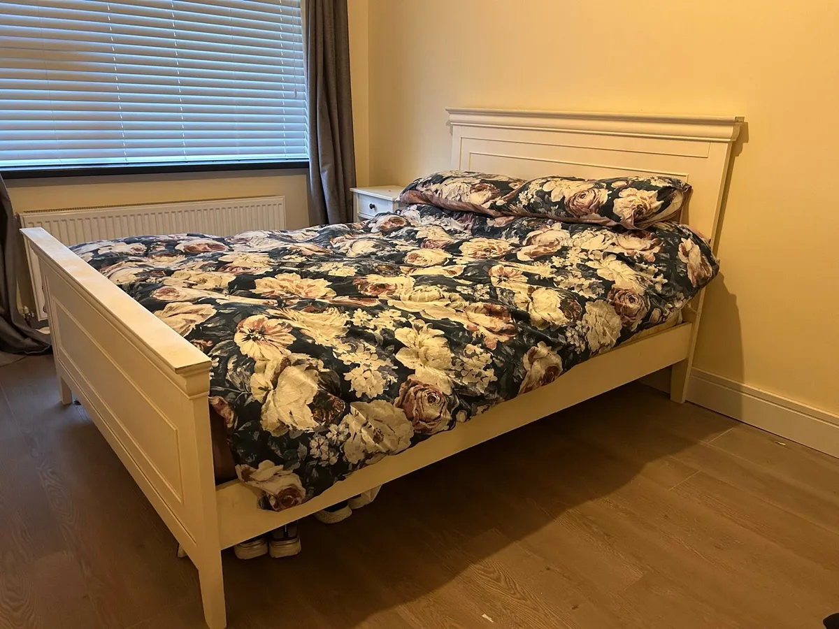 Double bed - Image 1