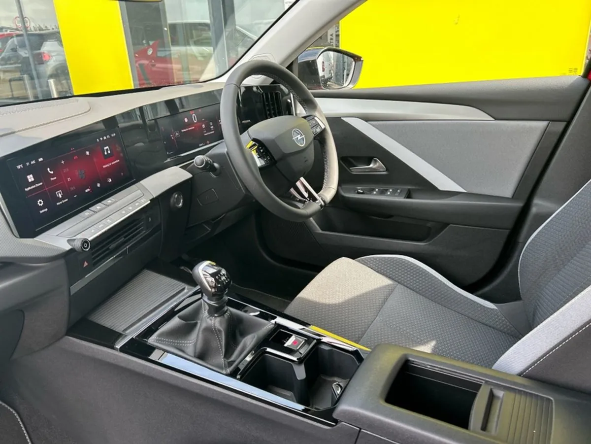 Opel Astra 5 DR Hatch SC 1.2i 110PS - Image 3