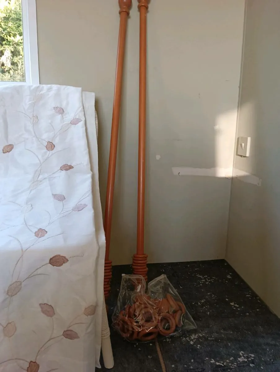 2 lot's curtains,2 pole's perfect condition, - Image 4