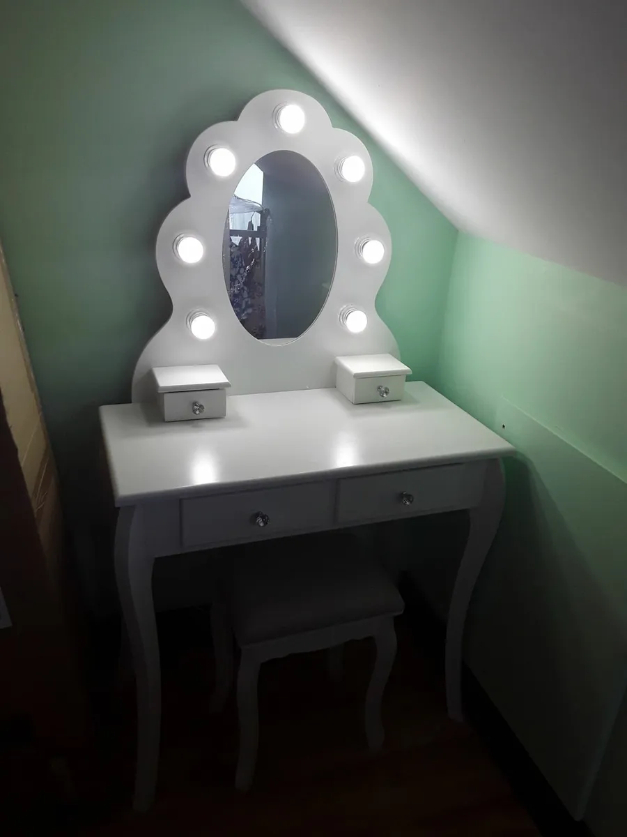 Vanity dresser - Image 1