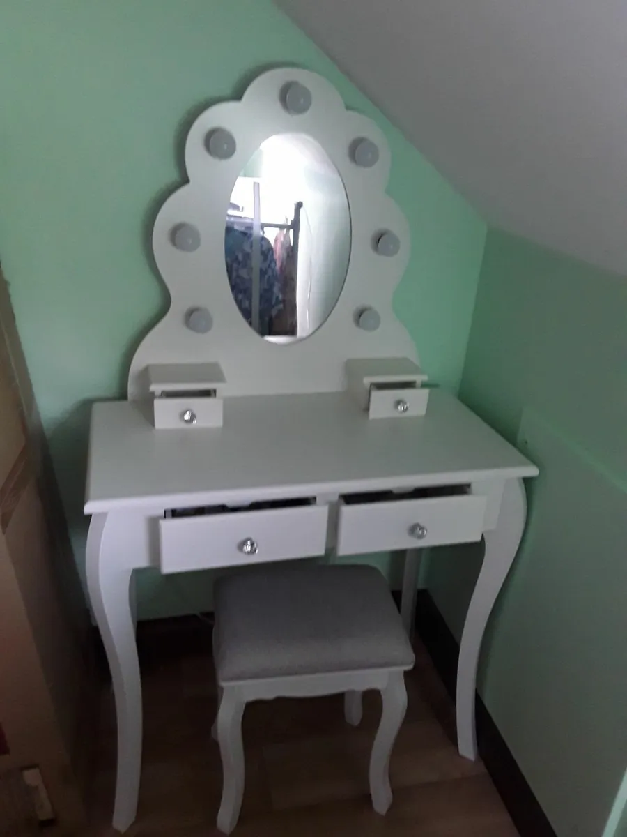 Vanity dresser - Image 2