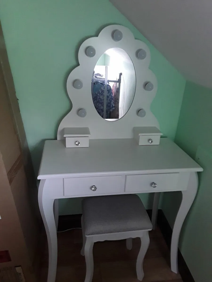 Vanity dresser - Image 3