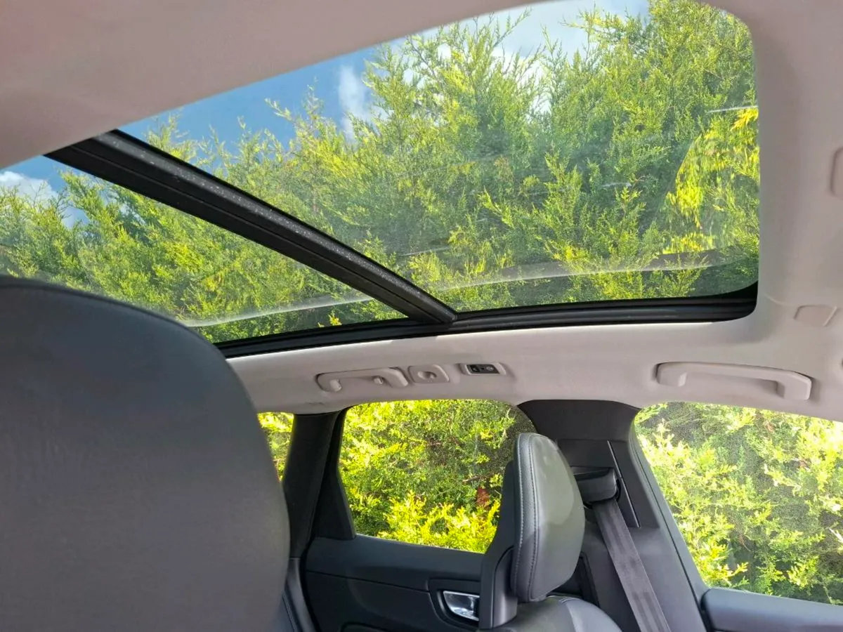 Volvo XC60 (Panoramic) - Image 3