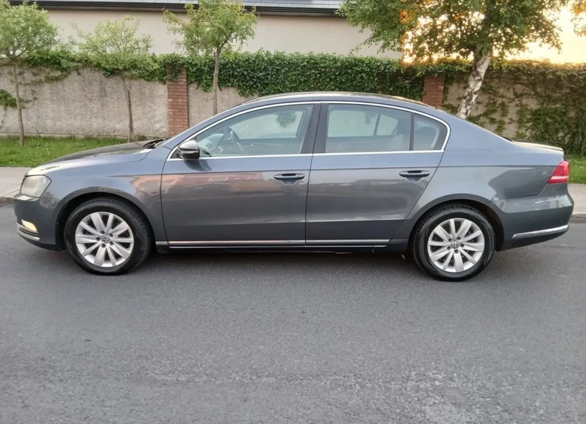Volkswagen Passat 2013 - Image 2