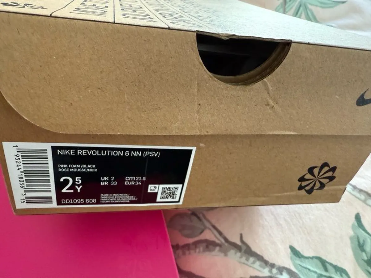 new nike runners size 2 - Image 3