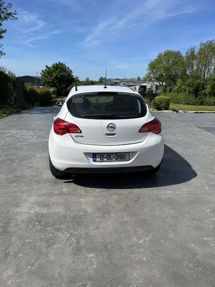 Opel Astra 2012 - Image 2