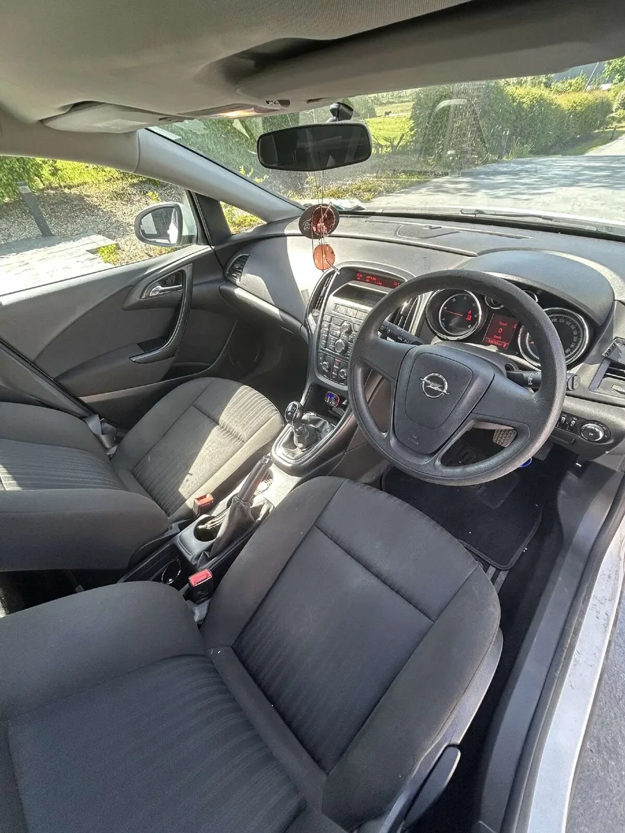 Opel Astra 2012 - Image 4