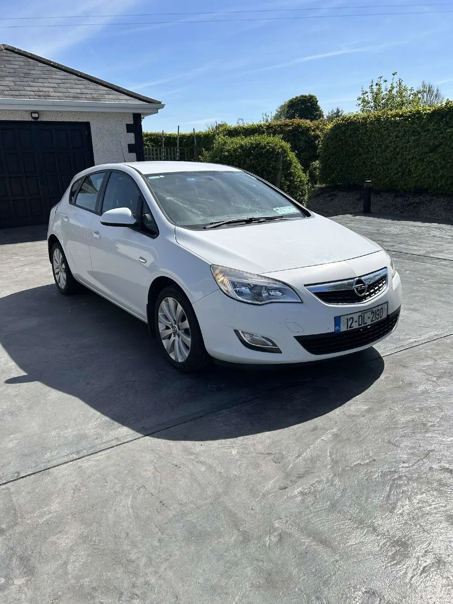 Opel Astra 2012 - Image 1