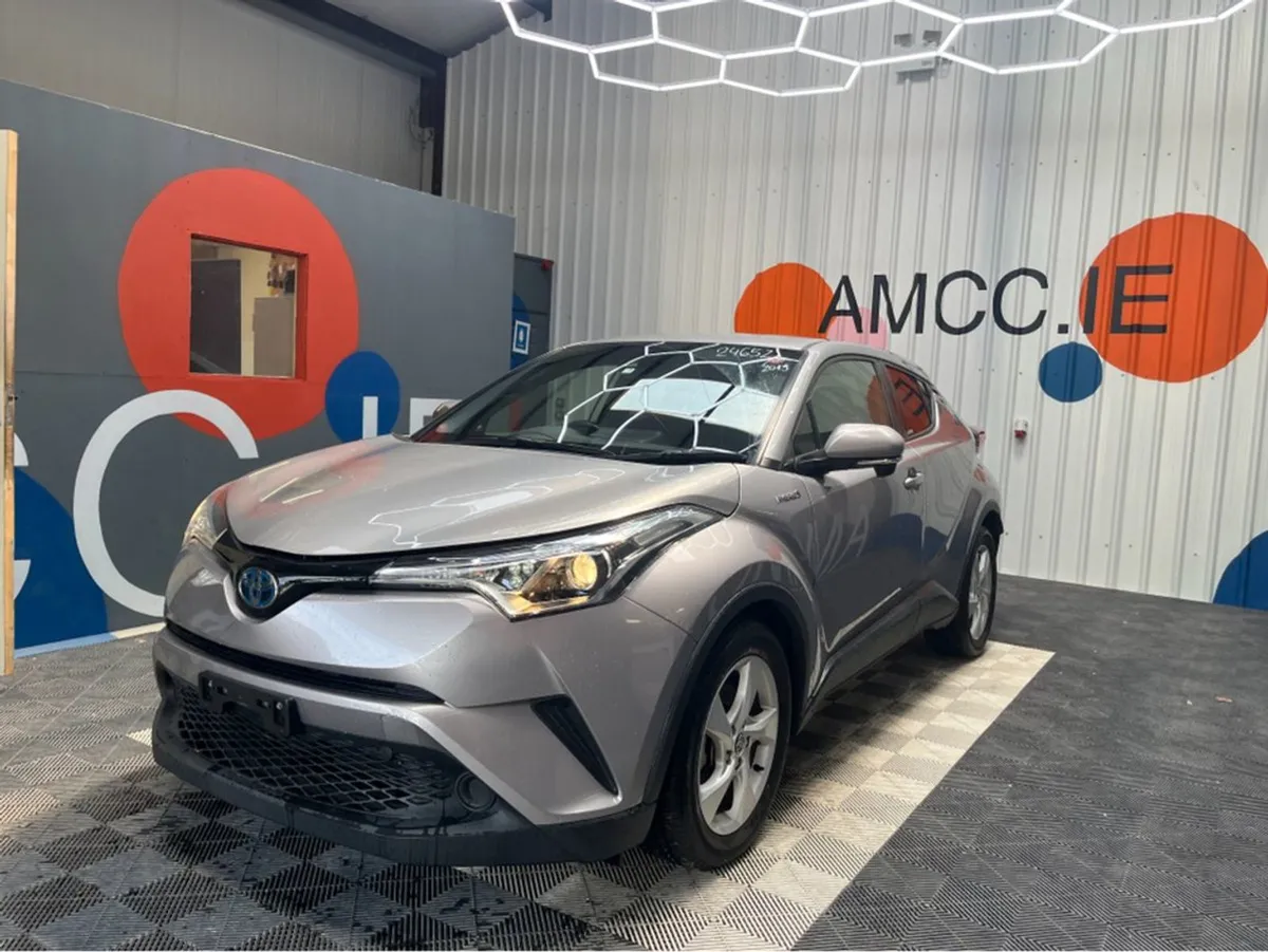 Toyota C-HR 1.8 Hyrbid / 44k KMs / Reverse Camera - Image 3