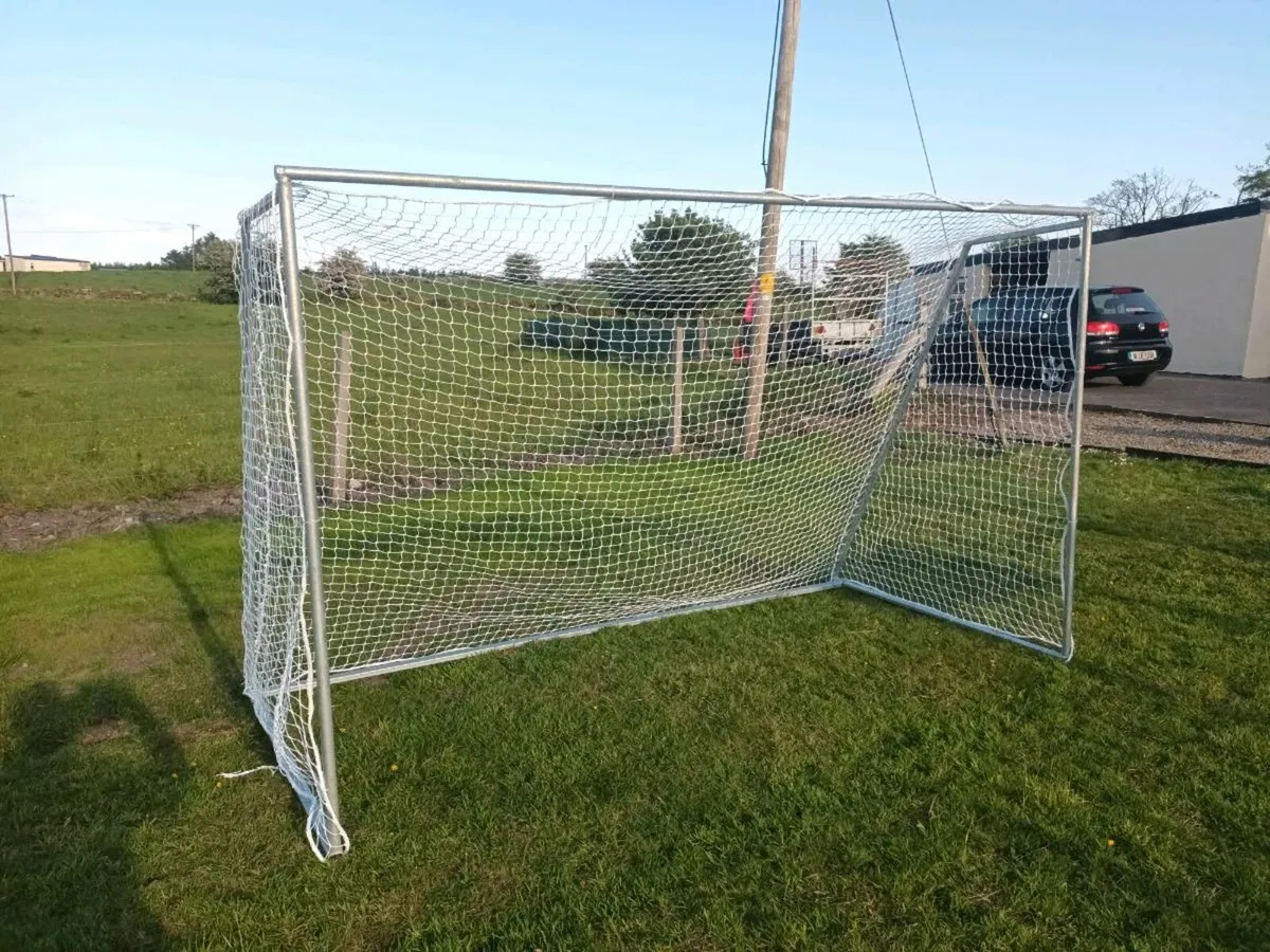 Children's soccer goalposts - Image 1