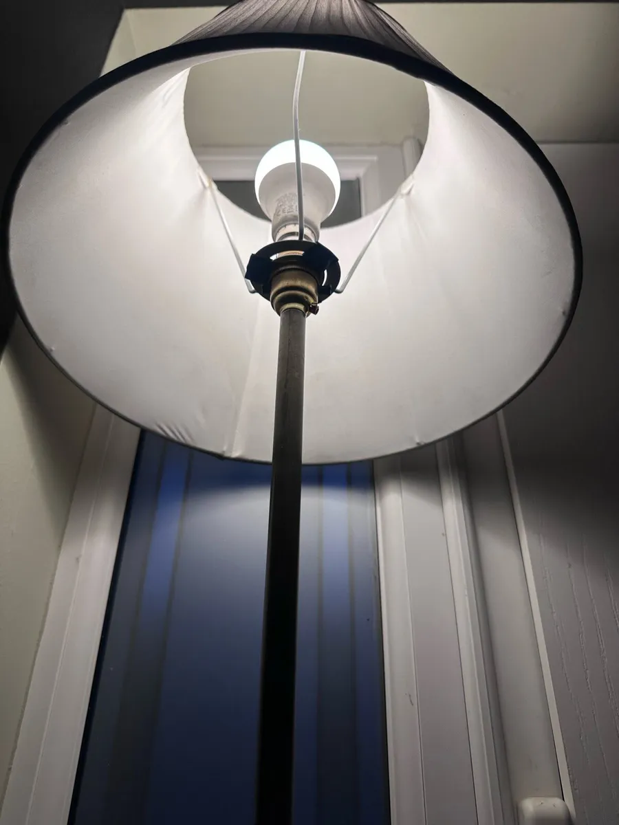 Brass tall lamp - Image 1