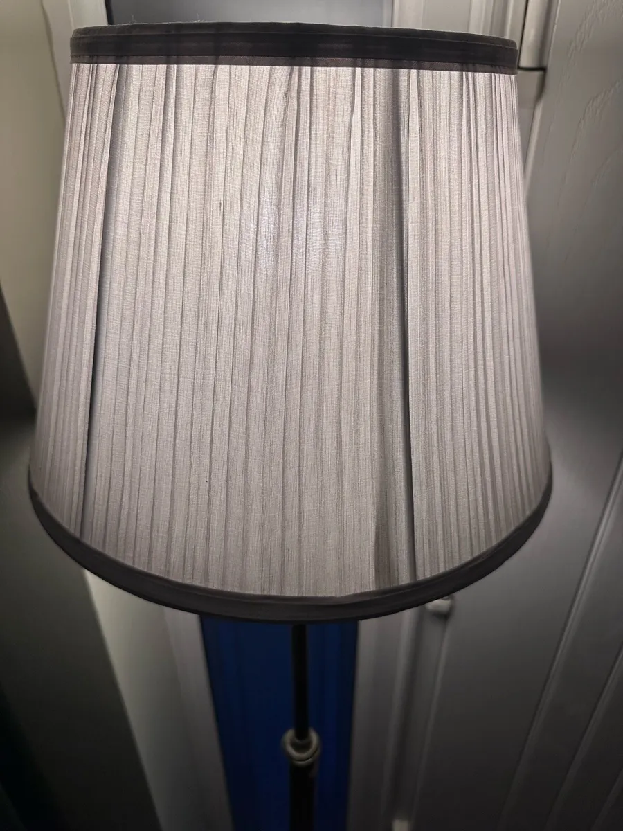Brass tall lamp - Image 2