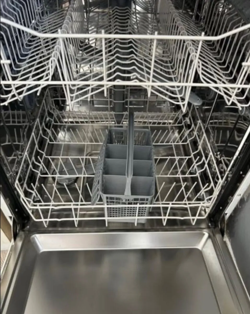 Whirlpool free standing Dishwasher - Image 3
