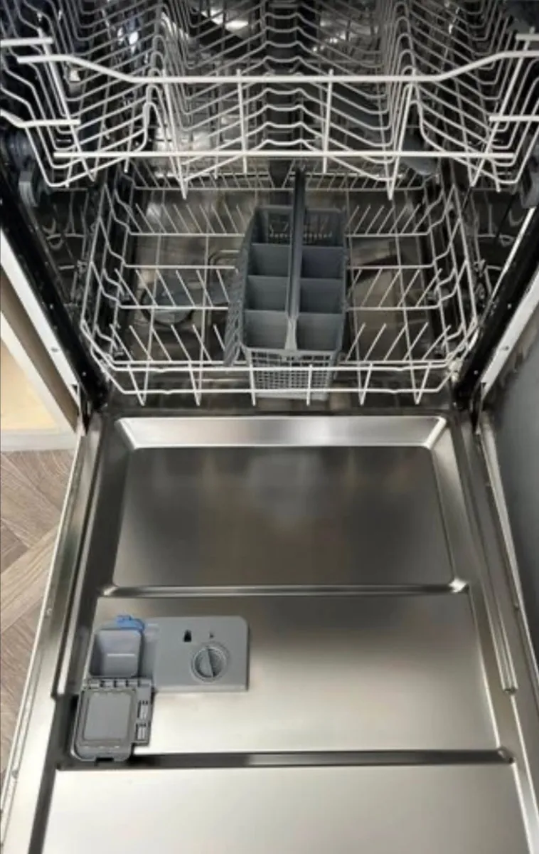 Whirlpool free standing Dishwasher - Image 4