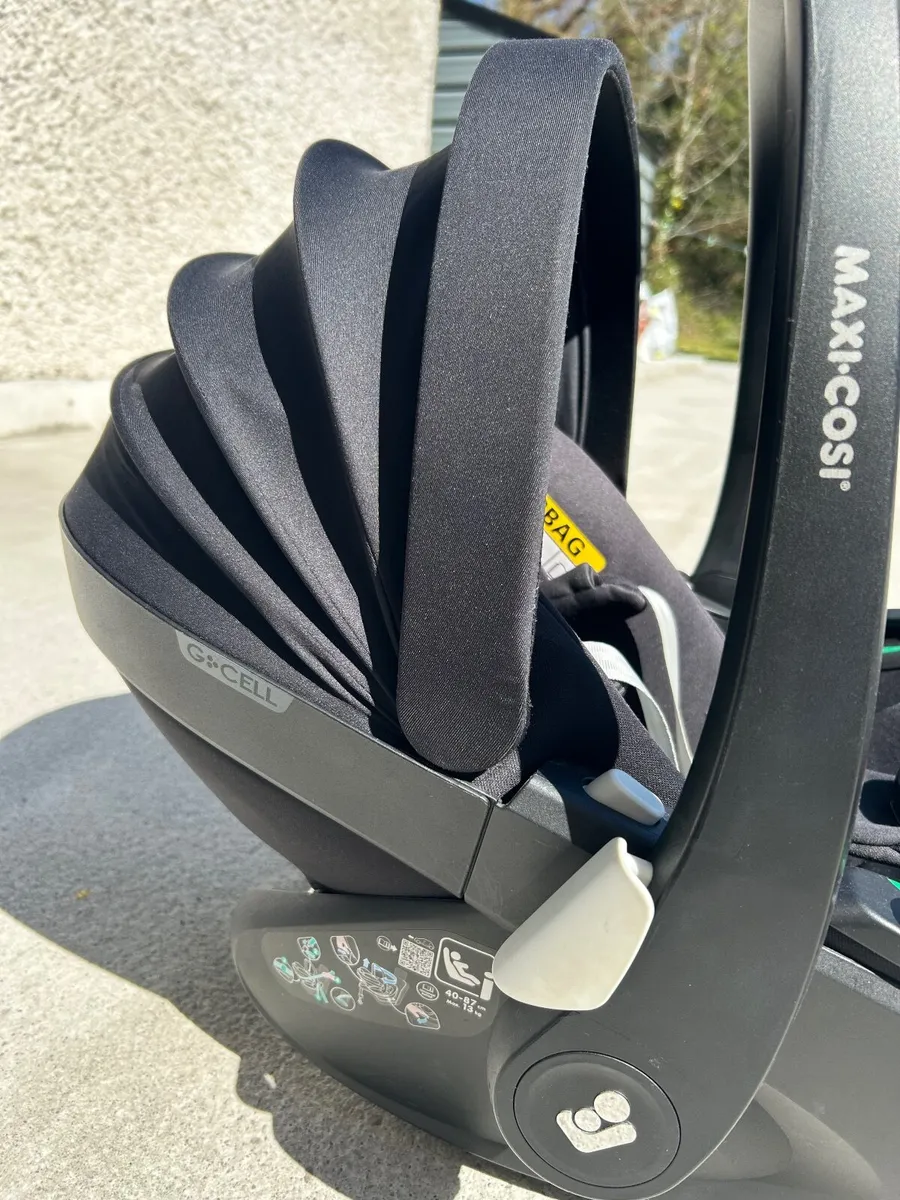 Maxi Cosi 360 Car Seat & Base - Image 1
