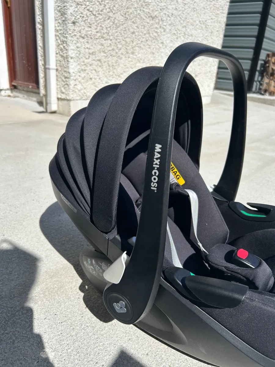 Maxi Cosi 360 Car Seat & Base - Image 2