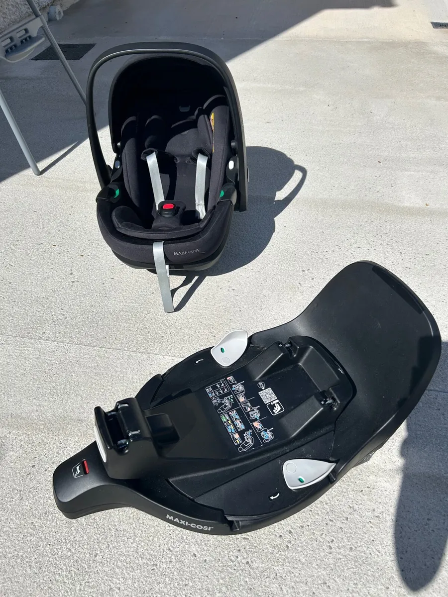 Maxi Cosi 360 Car Seat & Base - Image 3