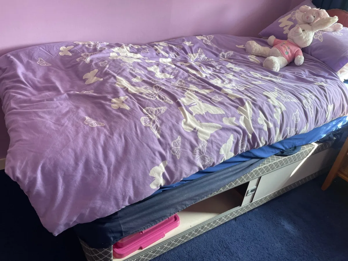 Single bed - Image 1