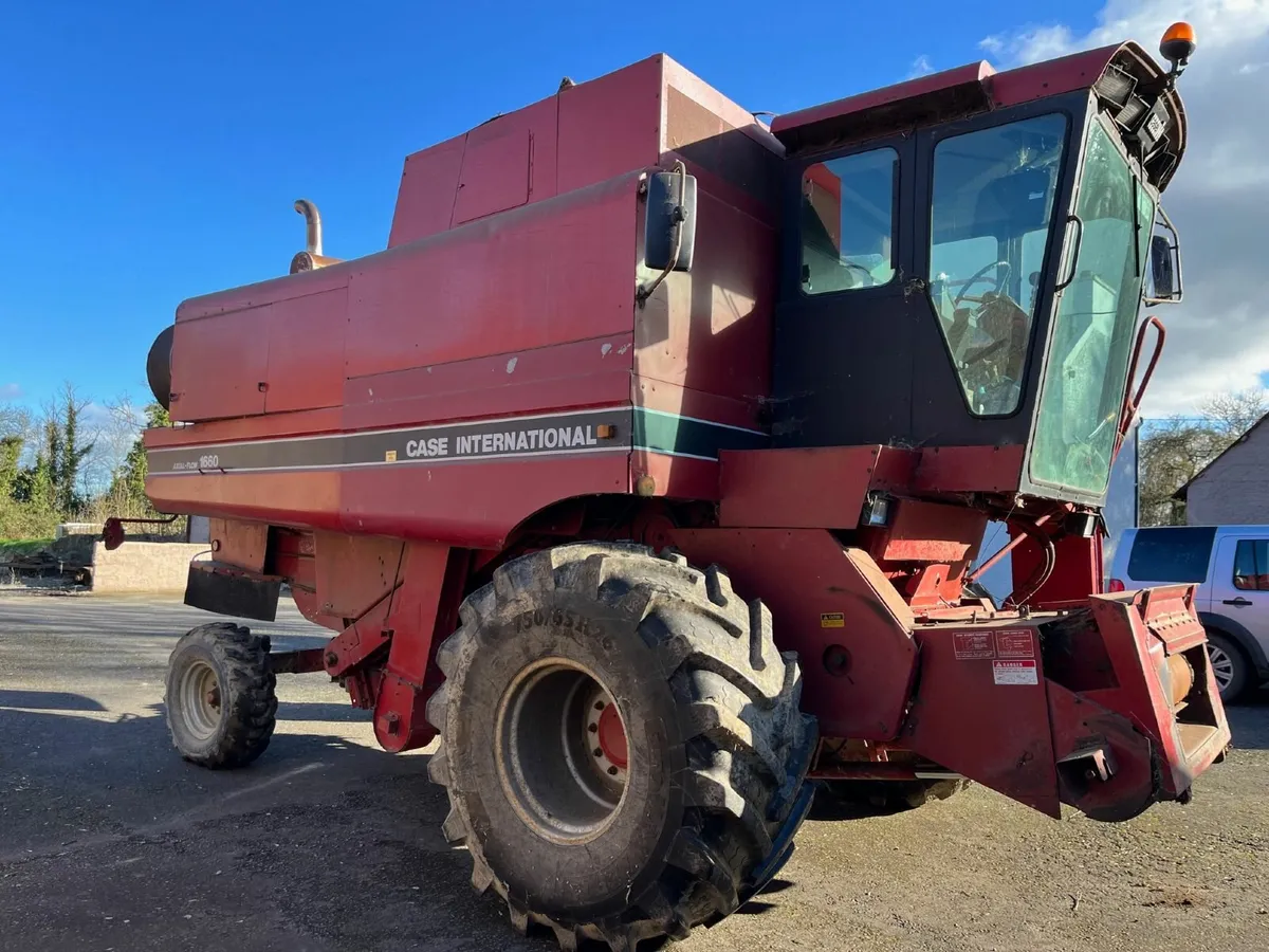 Case IH Axial Flow 1660 Combine - Image 3