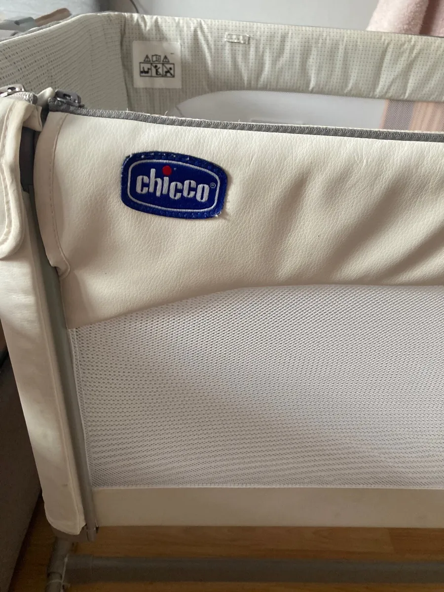 Chicco Next2Me Magic Bedside Crib - Image 1