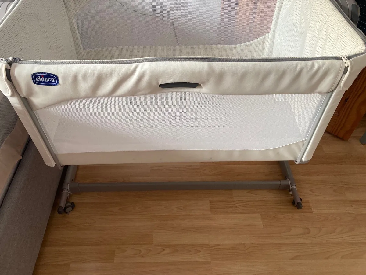 Chicco Next2Me Magic Bedside Crib - Image 2