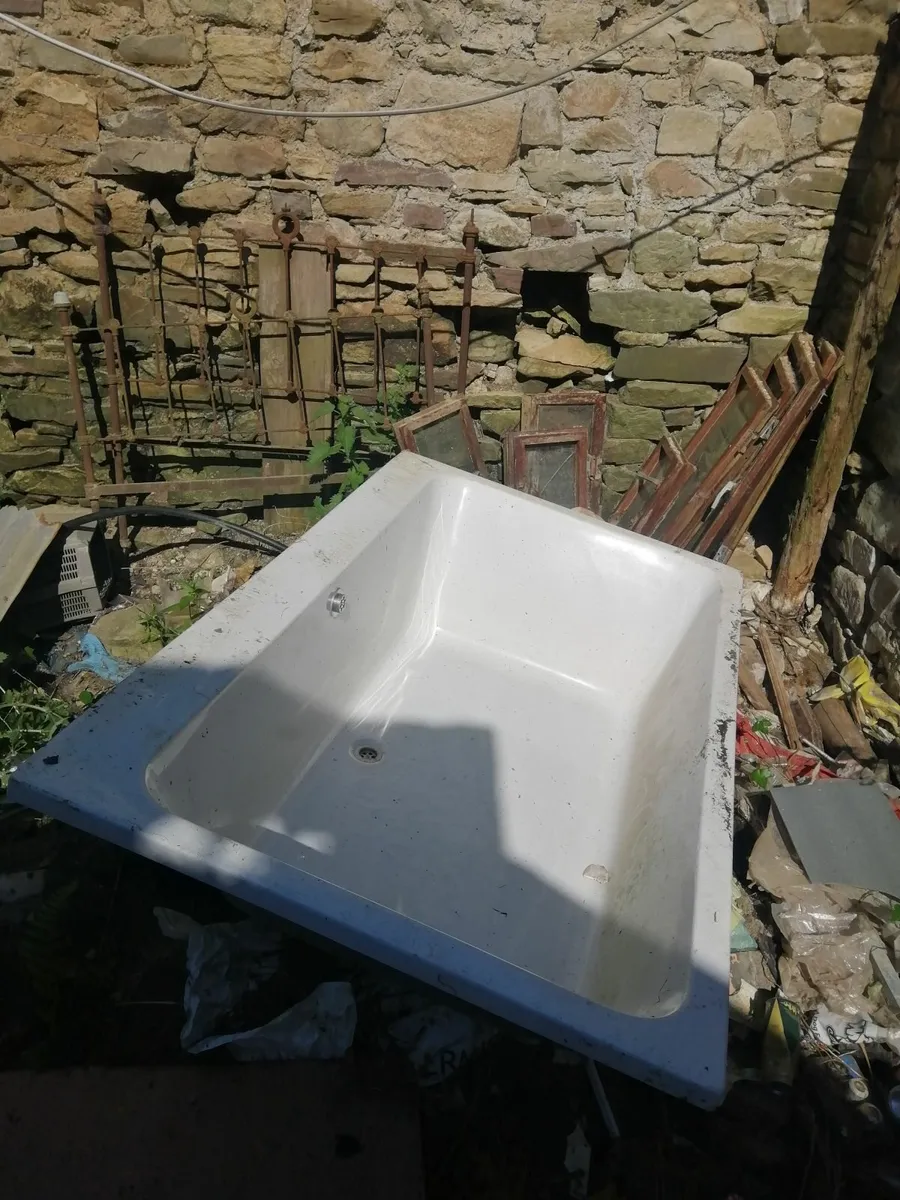 bath tub - Image 1