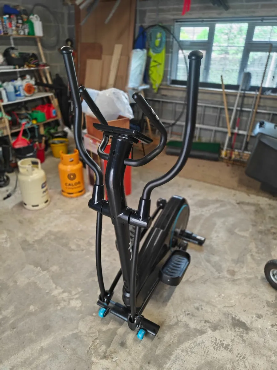 Reebok ZR10 electronic cross trainer - Image 1