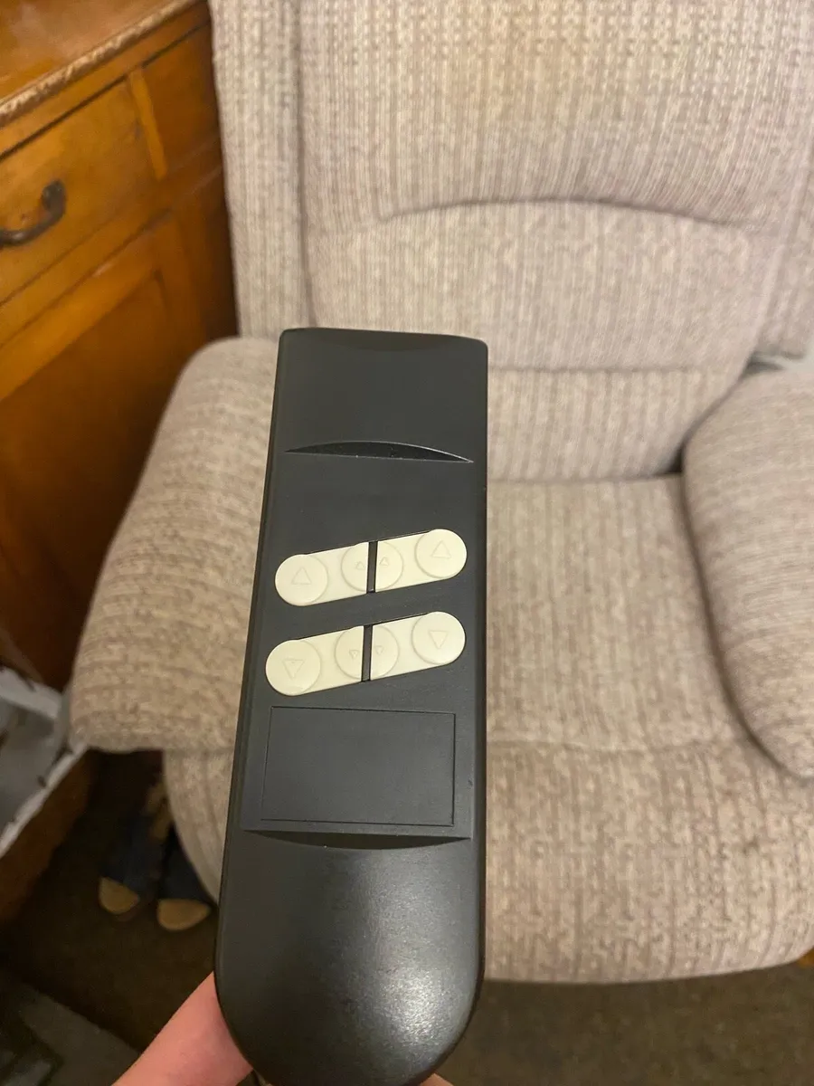 Electric riser recliner - Image 2