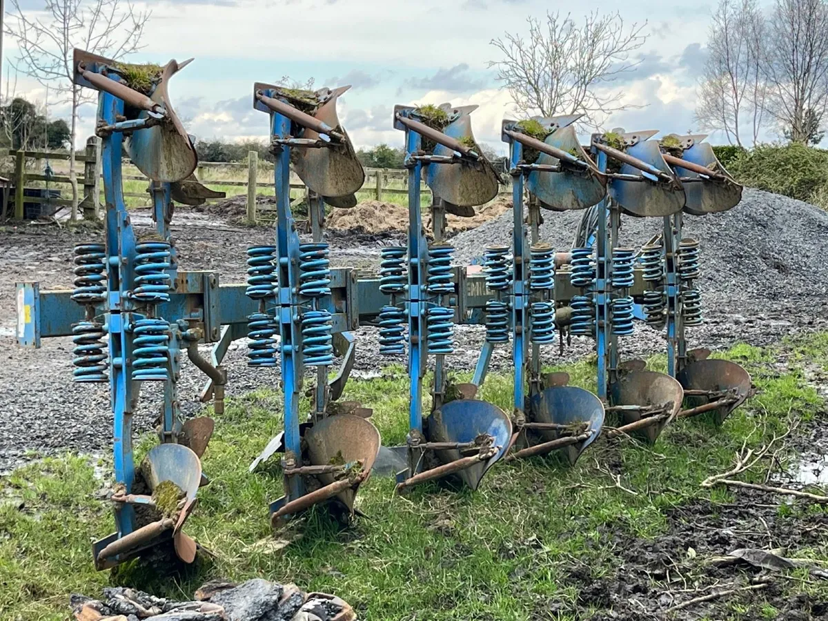 Lemken Vari-Diamant 6 furrow reversible plough - Image 1