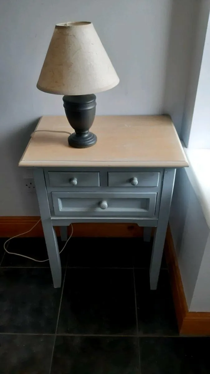 Side table. - Image 1