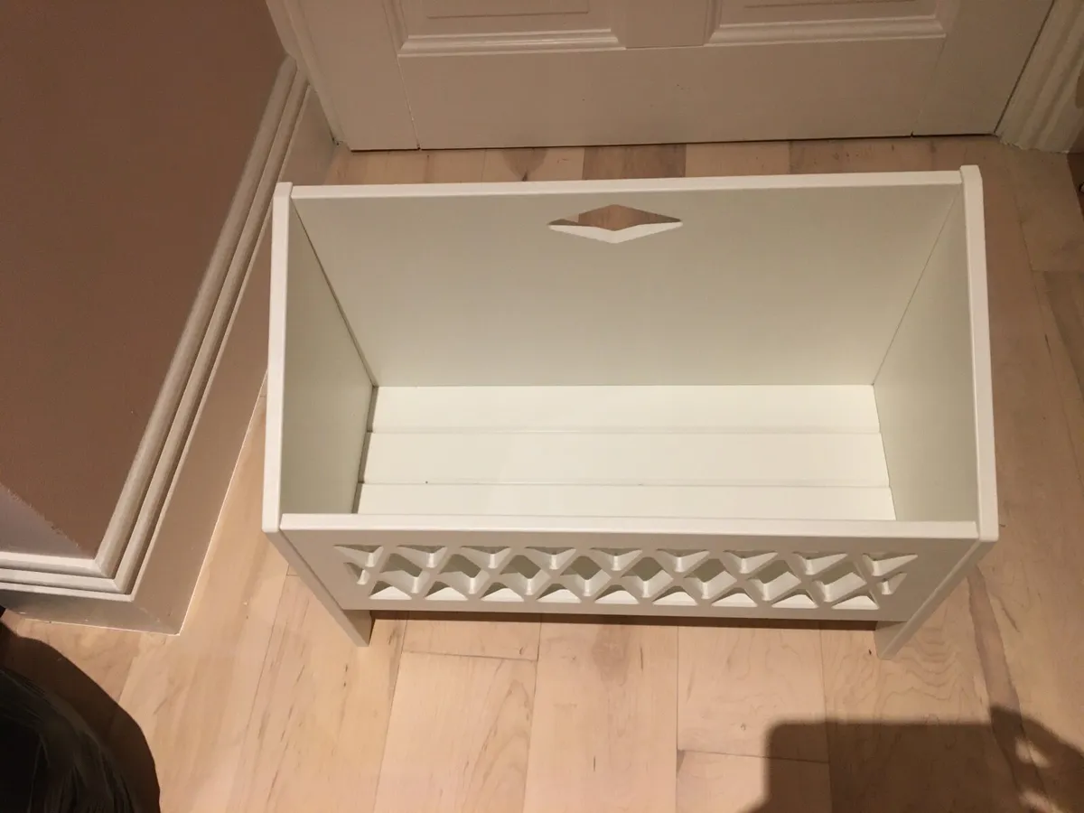 Wooden childrens book stand - Image 2