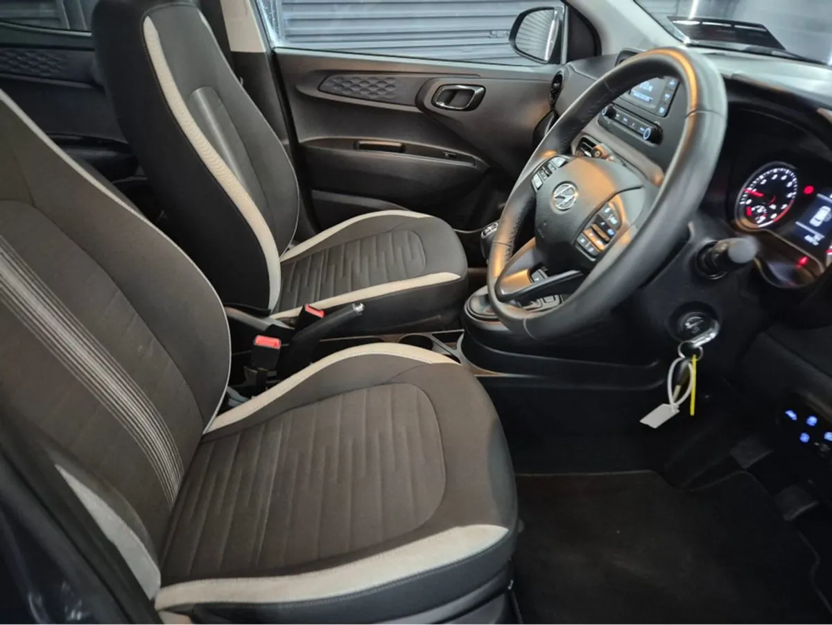 Hyundai i10 Deluxe 5DR - Image 4