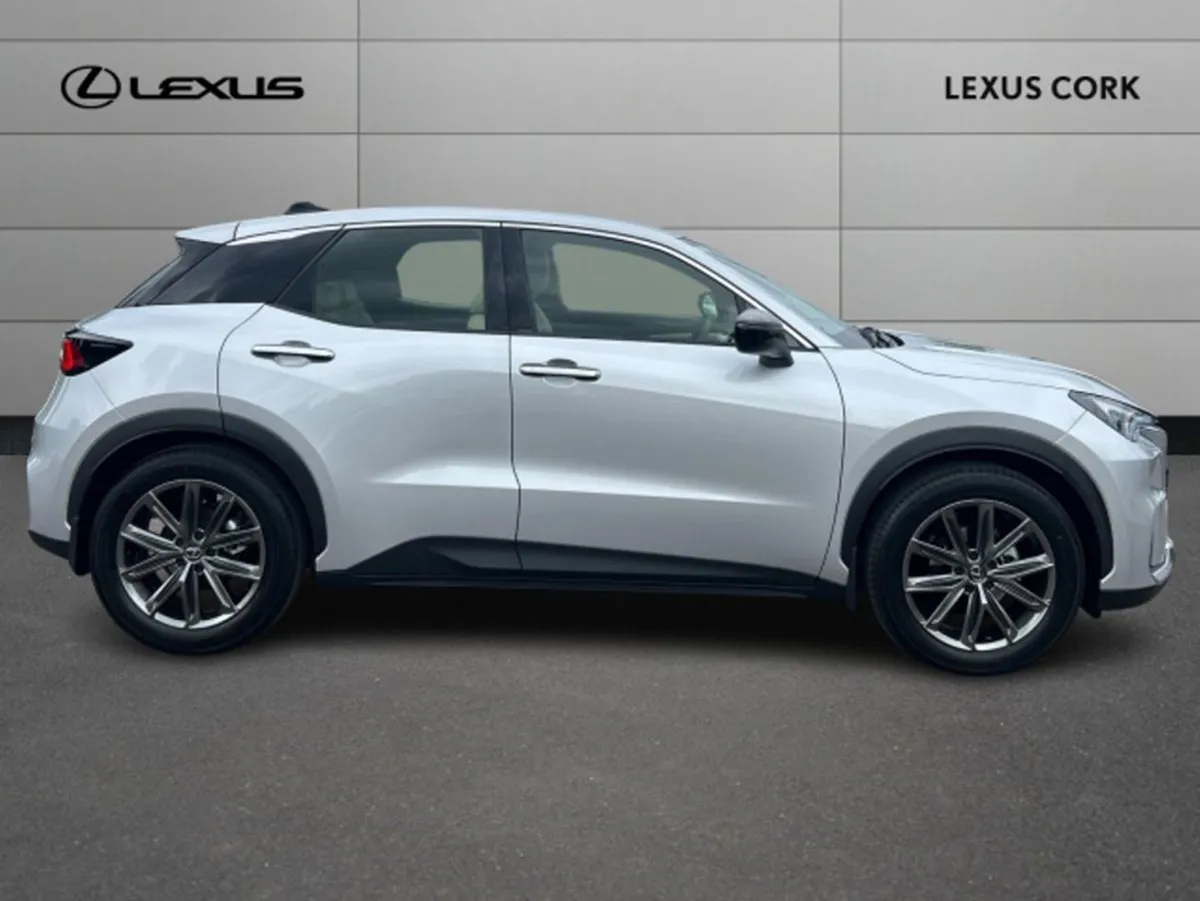 Lexus LBX Elegant - Image 4