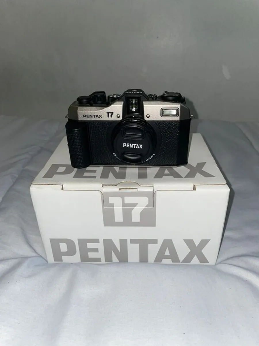 Pentax 17 film camera like new - Image 1