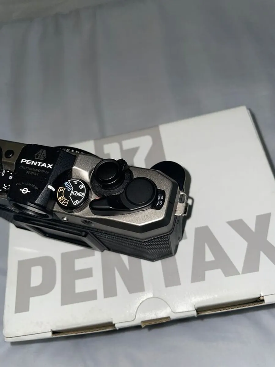 Pentax 17 film camera like new - Image 3