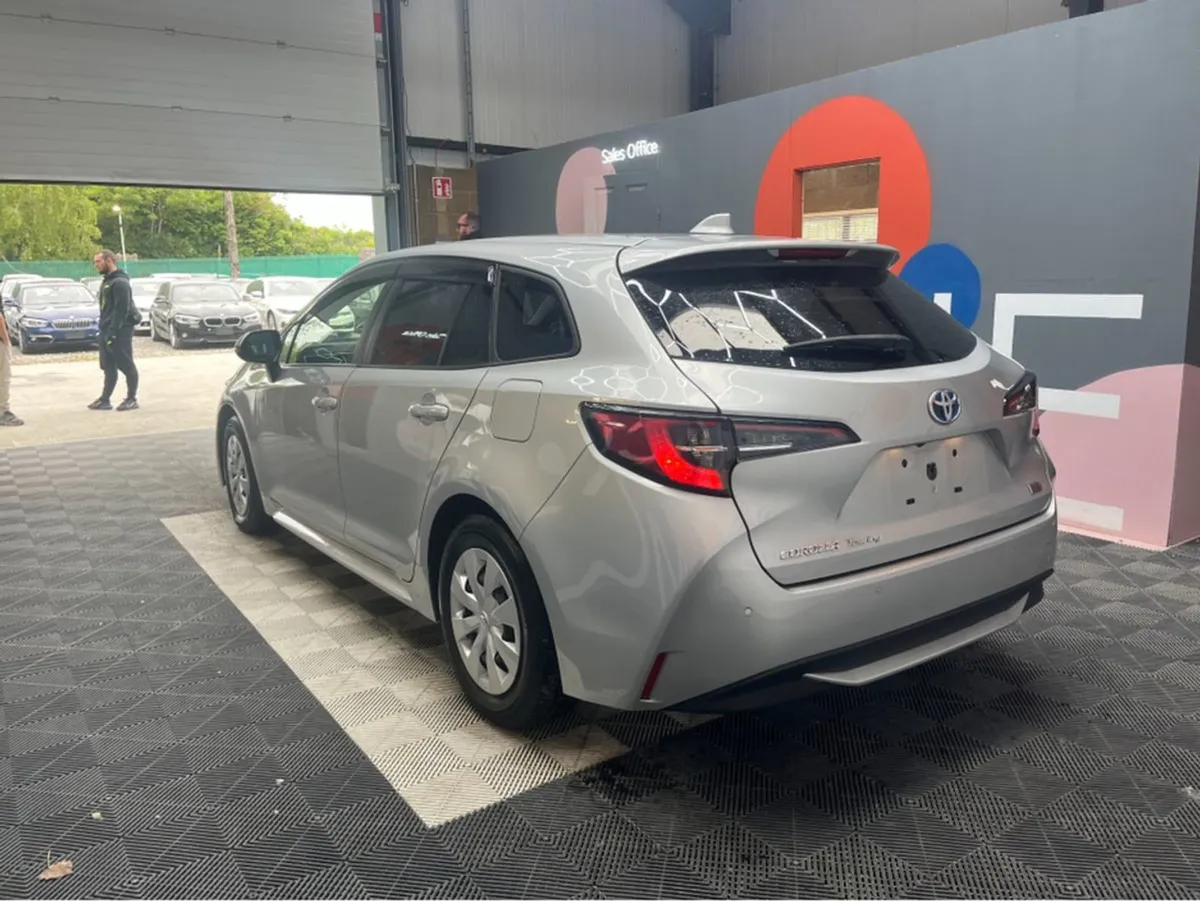 Toyota Corolla 1.8 Hyrbid / 105k KMs / Reverse Ca - Image 4