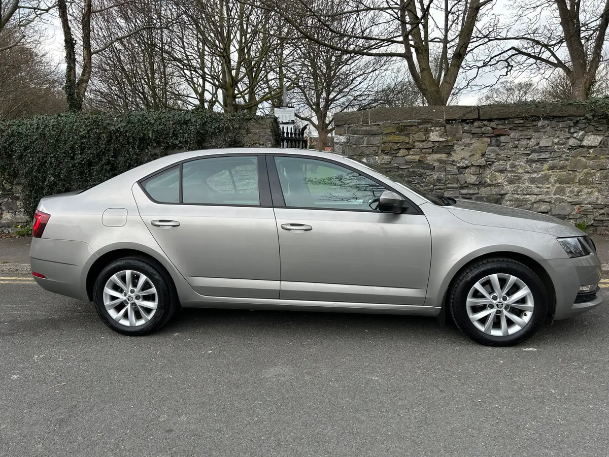 2017 SKODA OCTAIVA TSI PARKING CAMERA - Image 4
