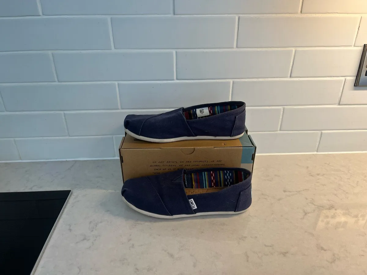 Toms Navy shoes size 5 €19 - Image 1