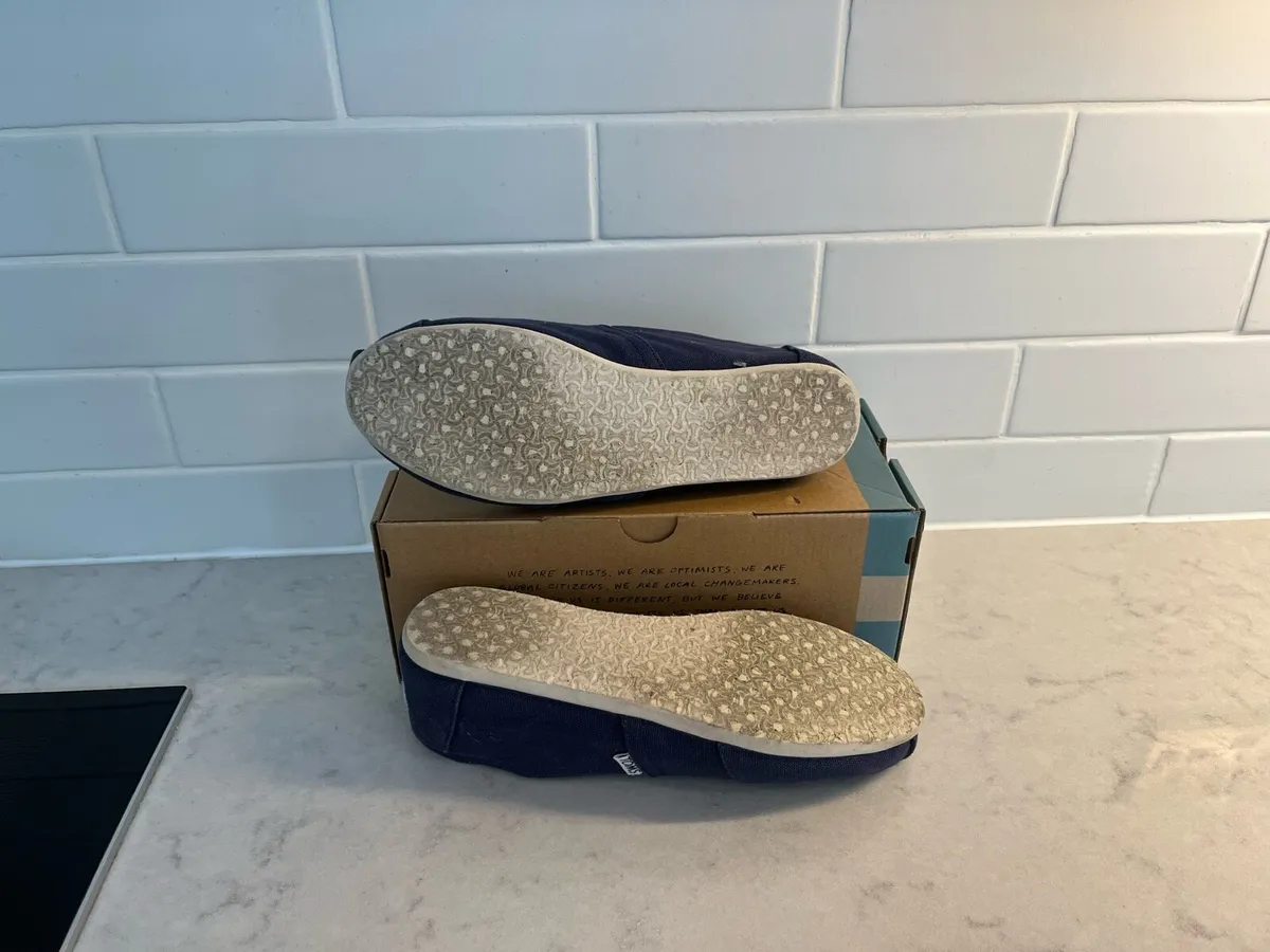 Toms Navy shoes size 5 €19 - Image 3