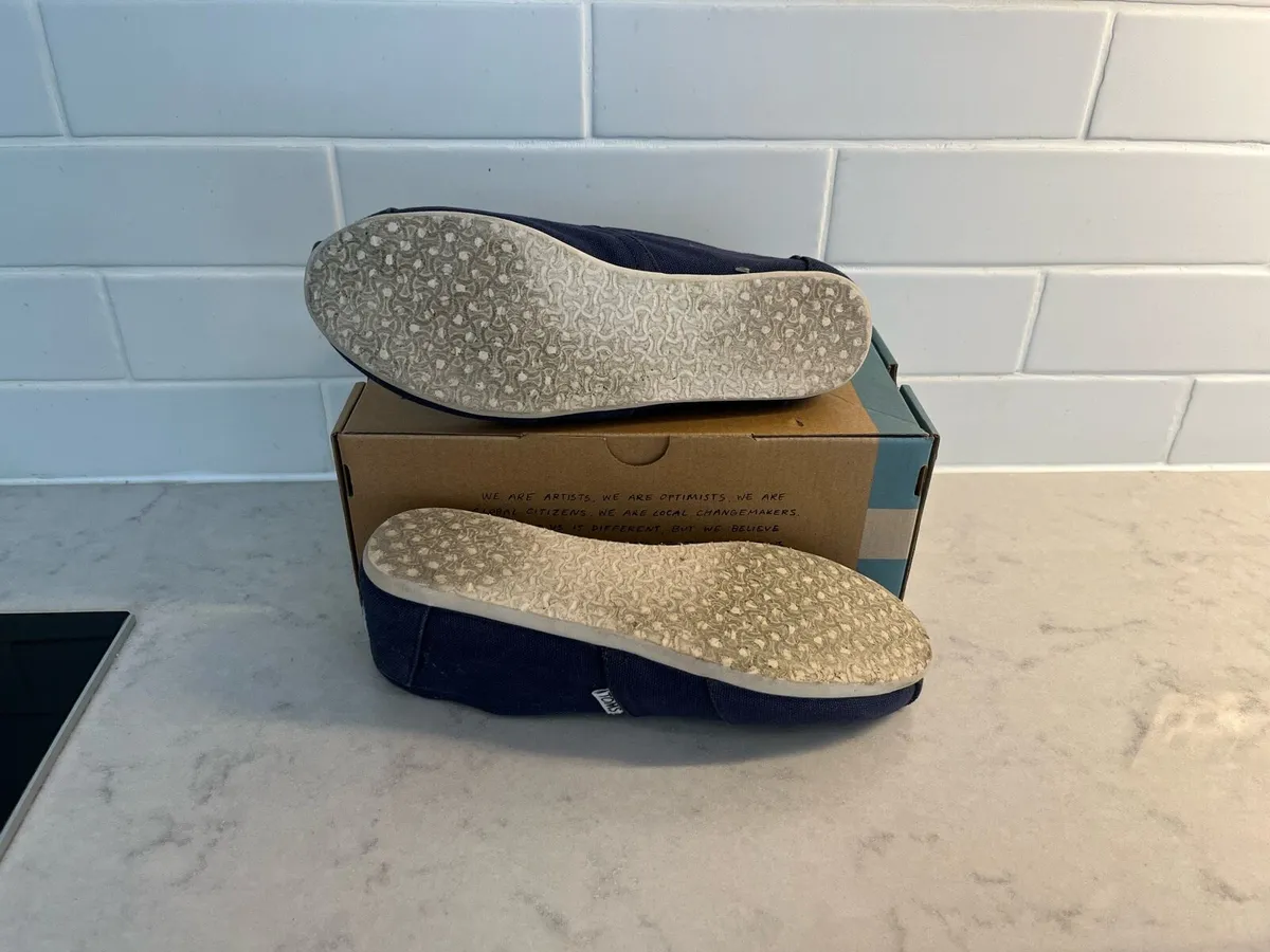 Toms Navy shoes size 5 €19 - Image 4