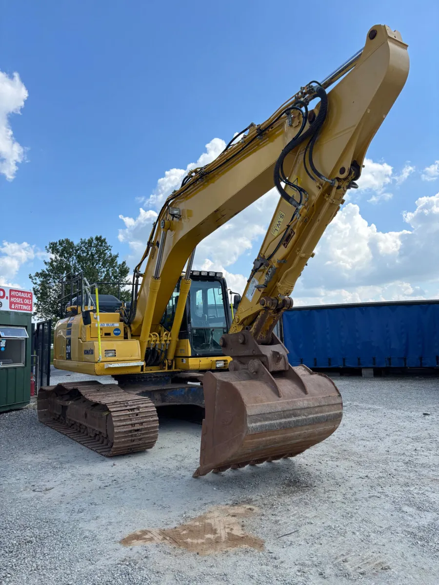 2019 Komatsu PC 210-11 Tracked Excavator - Image 2