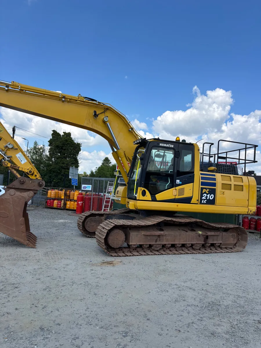 2019 Komatsu PC 210-11 Tracked Excavator - Image 3